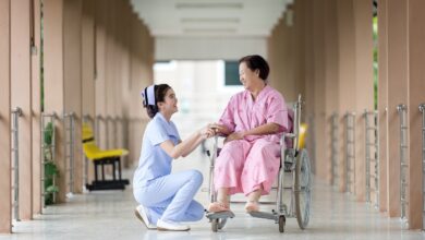 Nghỉ dưỡng đang chăm sóc nói chuyện với bệnh nhân