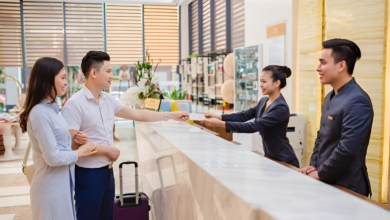 Chuyên viên truyền thông marketing góp phần phát triển thương hiệu của khách sạn. 
