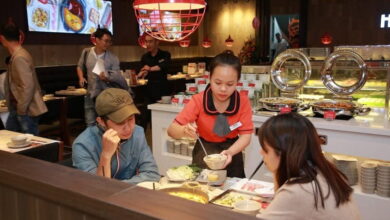 Ảnh hưởng của tình hình kinh tế đến lương nhân viên phục vụ