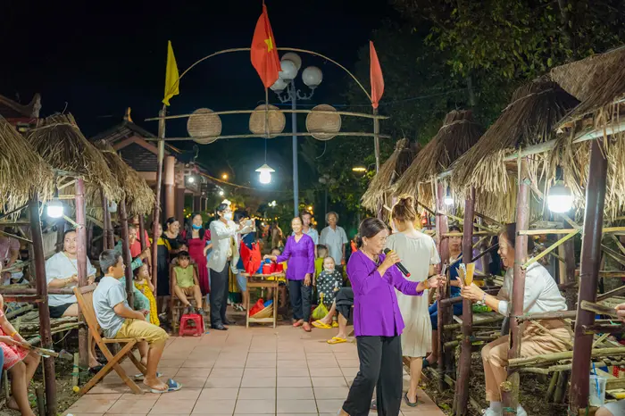 C&aacute;c hoạt động văn nghệ mang đậm bản sắc văn h&oacute;a địa phương tại chợ đ&ecirc;m Cầu ng&oacute;i Thanh To&agrave;n