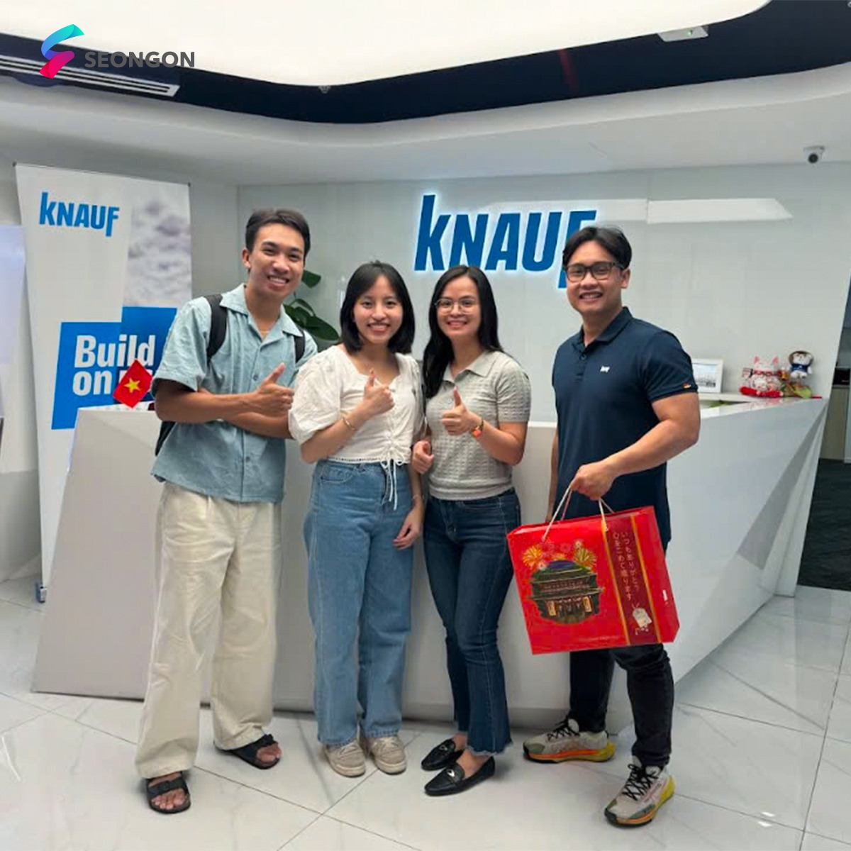 Đội ngũ SEONGON gặp gỡ khách hàng Knauf - chi nhánh Hồ Chí Minh. Tập đoàn Knauf là nhà sản xuất vật liệu xây dựng và hệ thống xây dựng hàng đầu thế giới. Với hơn 300 địa điểm sản xuất tại hơn 90 quốc gia. 
