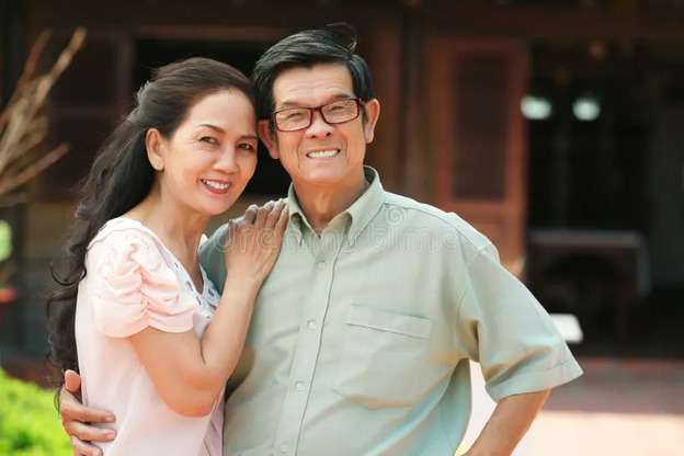 Bên cạnh việc bổ sung dinh dưỡng, những người con cũng nên khuyến khích cha mẹ kết hợp chế độ ăn uống lành mạnh với việc vận động nhẹ nhàng ngoài trời.
