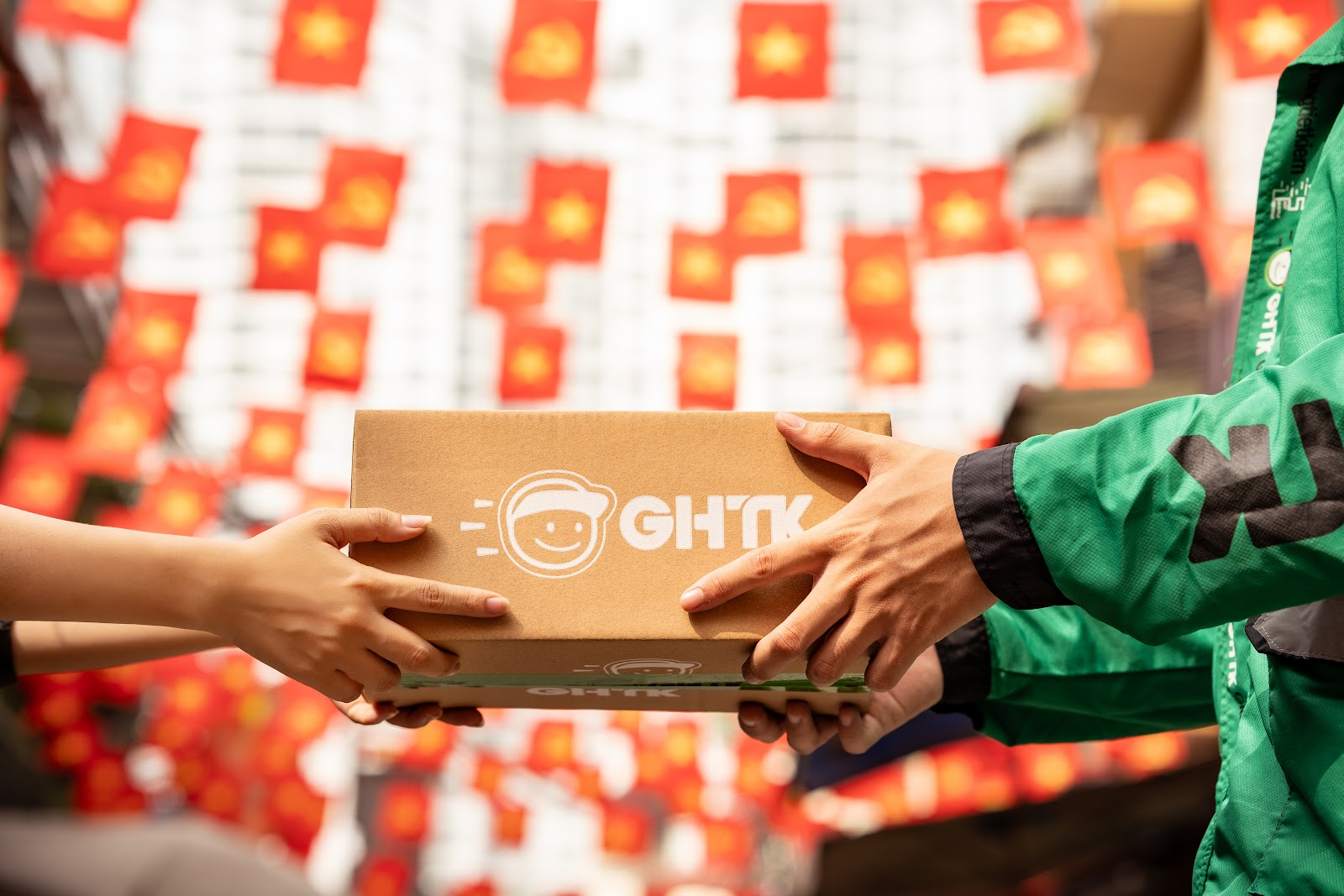 Tốc độ giao hàng quyết định lựa chọn thương hiệu, vì vậy cần tối ưu đóng gói, phân bổ đa điểm và hợp tác vận chuyển chuyên nghiệp.