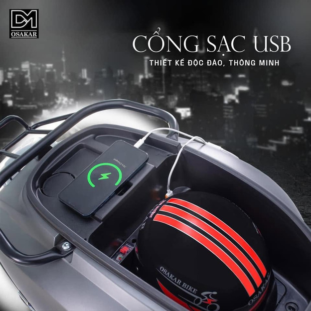 Nhiều dòng xe cao cấp còn được trang bị cổng sạc điện thoại USB tiện lợi ngay ở hộc đồ phía trước và hệ thống khóa thông minh Smartkey có tính năng chống trộm.